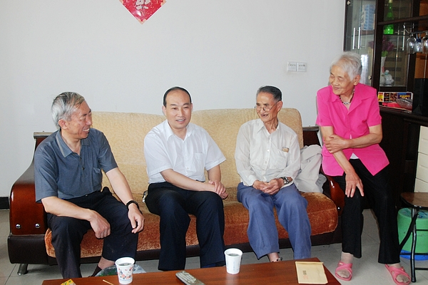 商洛市副市長(zhǎng)高?。ㄗ笃鸲┪繂?wèn)我校退休教師